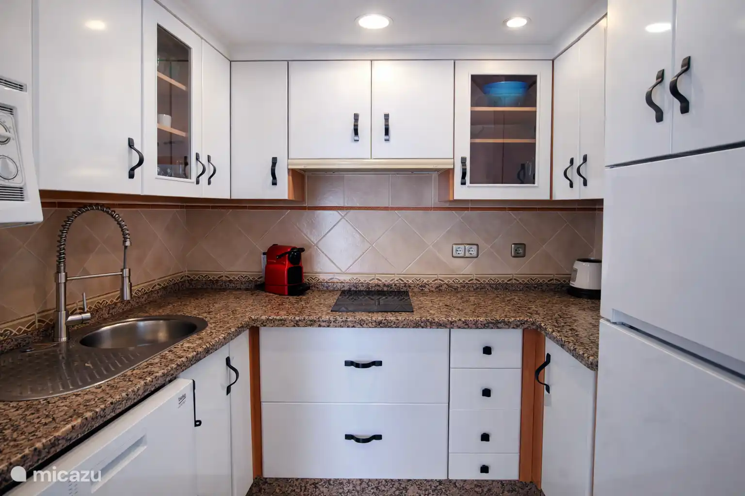 Kompakte, aber voll ausgestattete Küche.