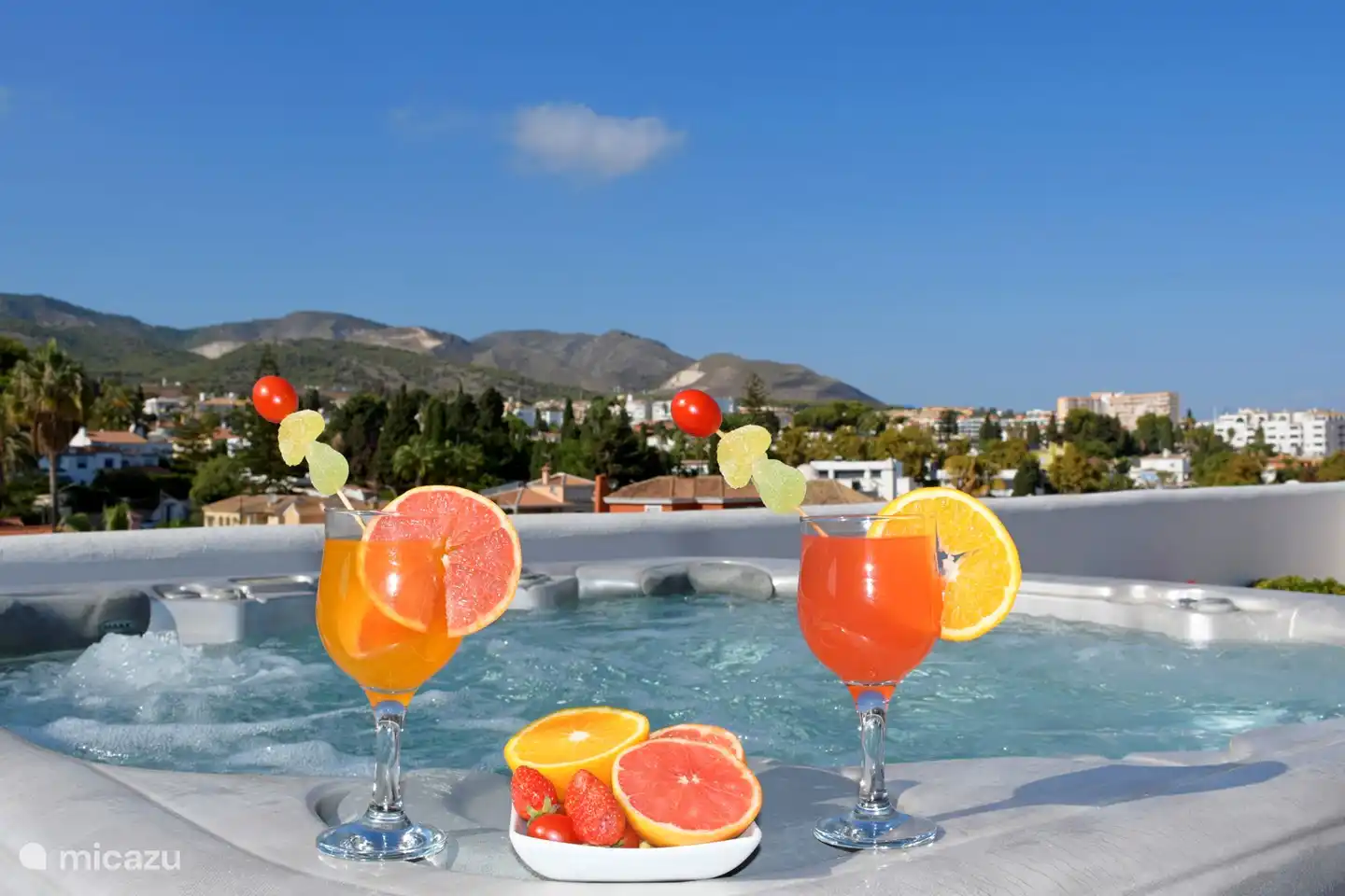 Entspannen Sie im Whirlpool mit Ihrem Lieblingscocktail!