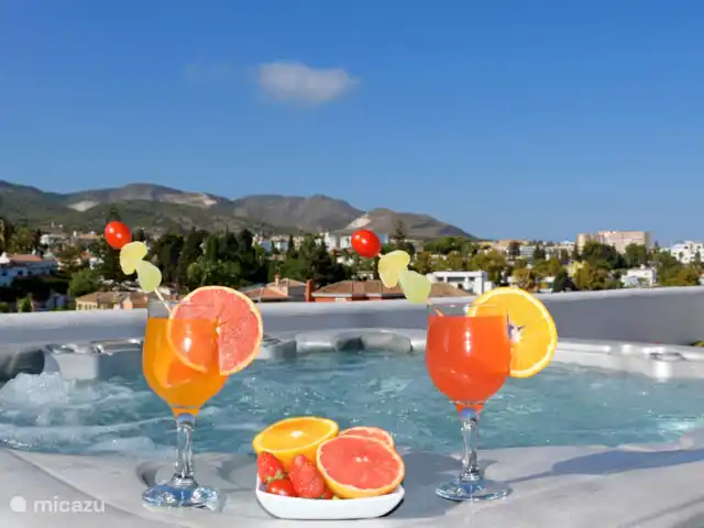 Isla de Benalmádena 1 en España, Costa del Sol, Benalmádena - penthouse ¡Relájate en el jacuzzi con tu cóctel favorito!