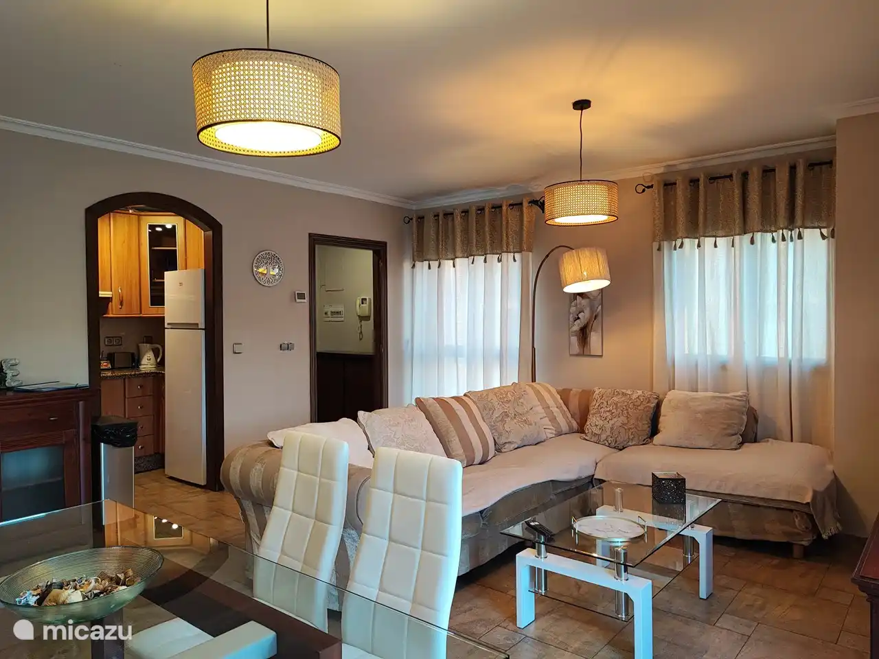 Das helle und geräumige Wohn-/Esszimmer.