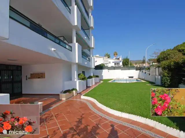 Isla de Benalmádena 1 en España, Costa del Sol, Benalmádena - penthouse Entrada al pequeño complejo de apartamentos.
