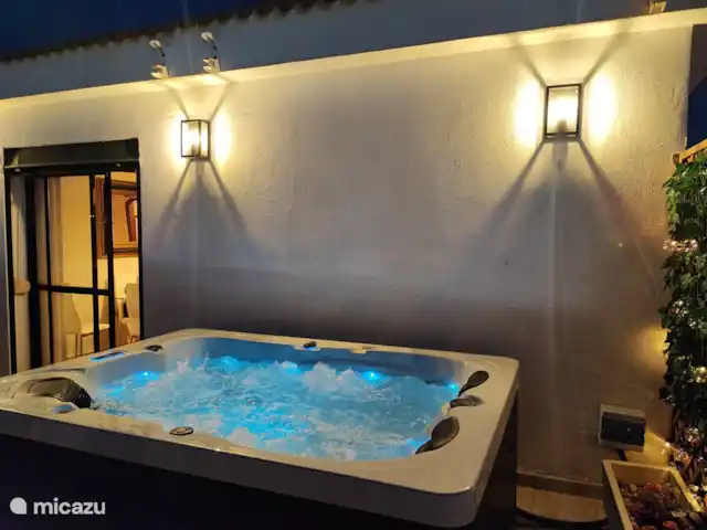 Isla de Benalmádena 1 en España, Costa del Sol, Benalmádena - penthouse ¡El maravilloso jacuzzi de noche!