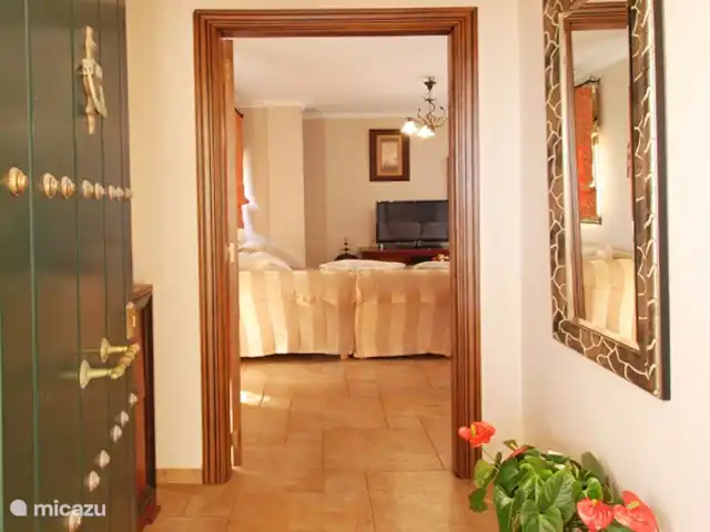 Isla de Benalmádena 1 en España, Costa del Sol, Benalmádena - penthouse Hall de entrada al ático.