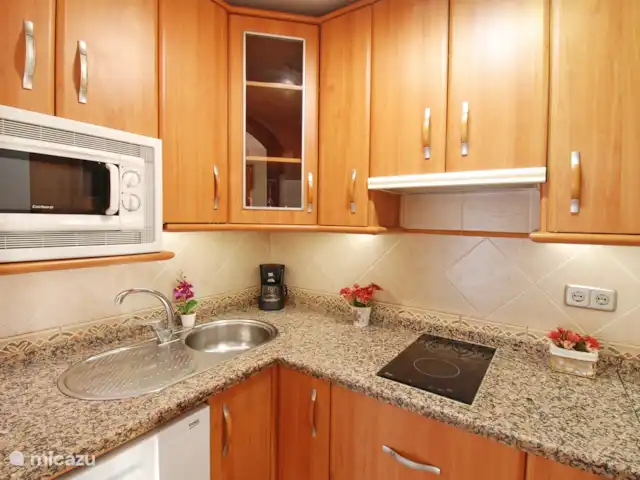 Isla de Benalmádena 1 en España, Costa del Sol, Benalmádena - penthouse Cocina compacta pero totalmente equipada.