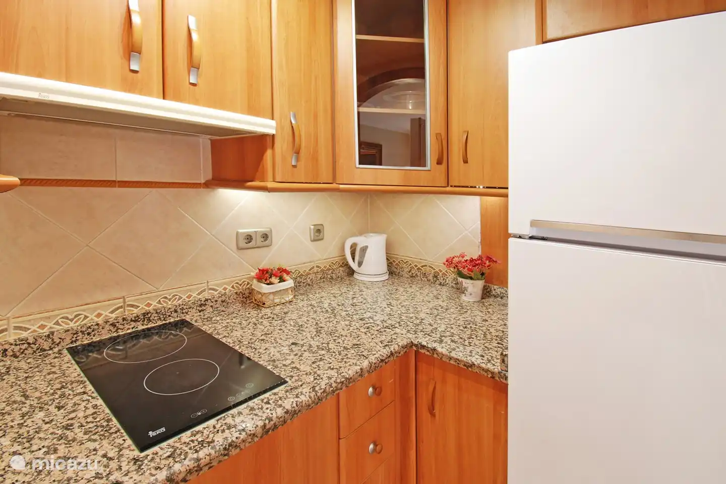 Küche mit allem, was Sie für einen perfekten Urlaub brauchen. Es gibt auch einen Hauswirtschaftsraum im Freien.