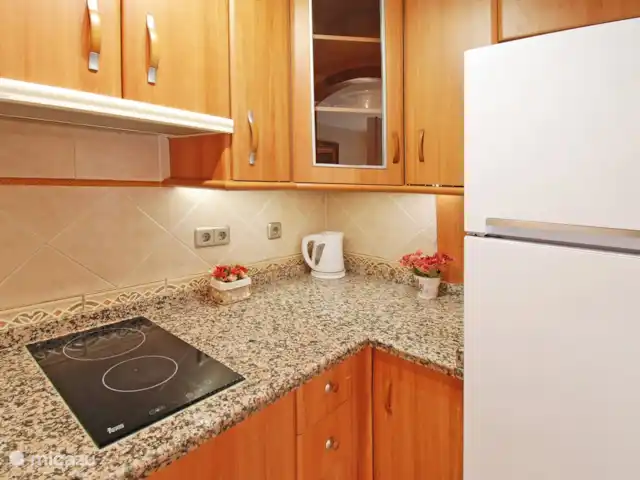 Isla de Benalmádena 1 en España, Costa del Sol, Benalmádena - penthouse Cocina con todo lo necesario para unas vacaciones perfectas. También hay un lavadero al aire libre.