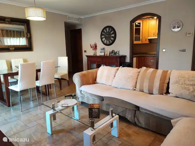 Isla de Benalmádena 1 en España, Costa del Sol, Benalmádena - penthouse Amplio y espacioso salón-comedor.