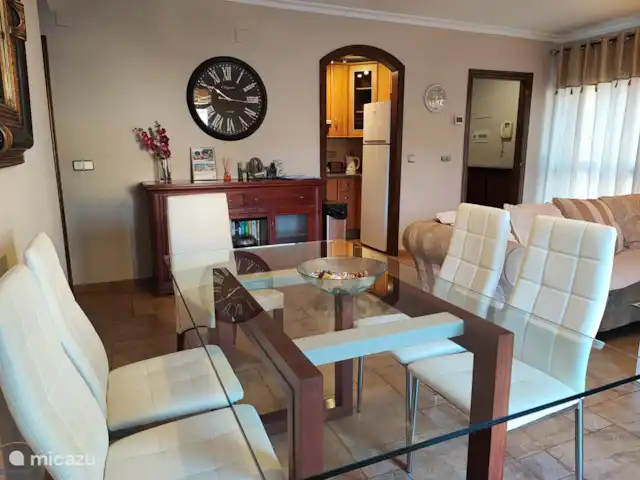 Isla de Benalmádena 1 en España, Costa del Sol, Benalmádena - penthouse Cómodo comedor.