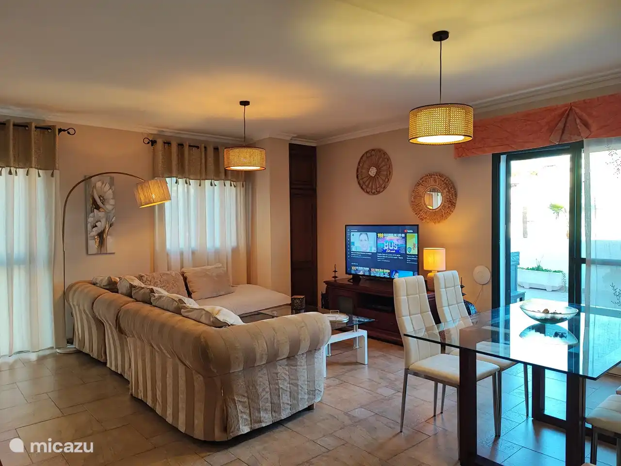 Wohnzimmer mit Terrassentüren zur Terrasse.