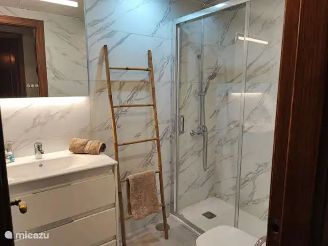 Isla de Benalmádena 1 en España, Costa del Sol, Benalmádena - penthouse Baño totalmente equipado.