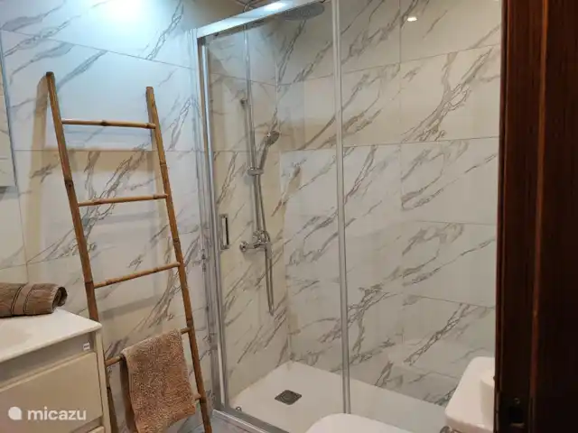 Isla de Benalmádena 1 en España, Costa del Sol, Benalmádena - penthouse Baño completo con bañera y ducha arriba.