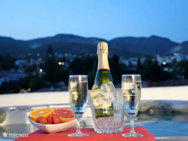Isla de Benalmádena 1 en España, Costa del Sol, Benalmádena - penthouse Tu copa de vino por la noche, en un marco perfecto.