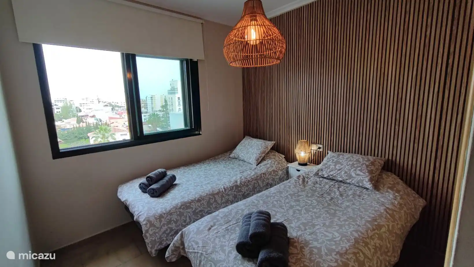 Zimmer mit 2 Doppelbetten und Bergblick