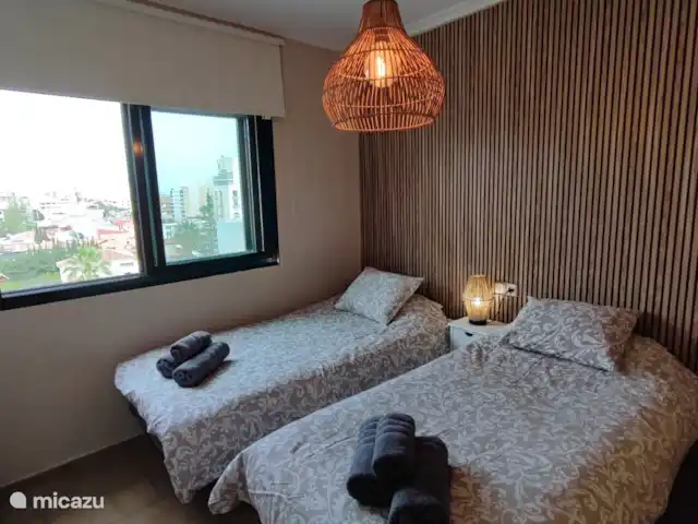 Isla de Benalmádena 1 en España, Costa del Sol, Benalmádena - penthouse Habitación con 2 camas dobles y vistas a la montaña.