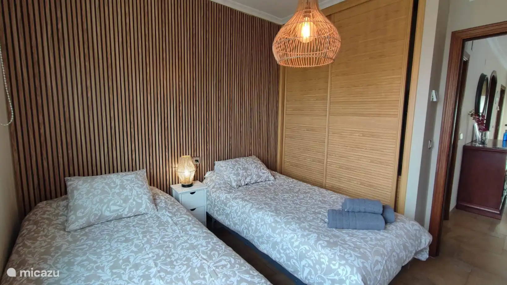 Schlafzimmer mit 2 Doppelbetten und großem Kleiderschrank