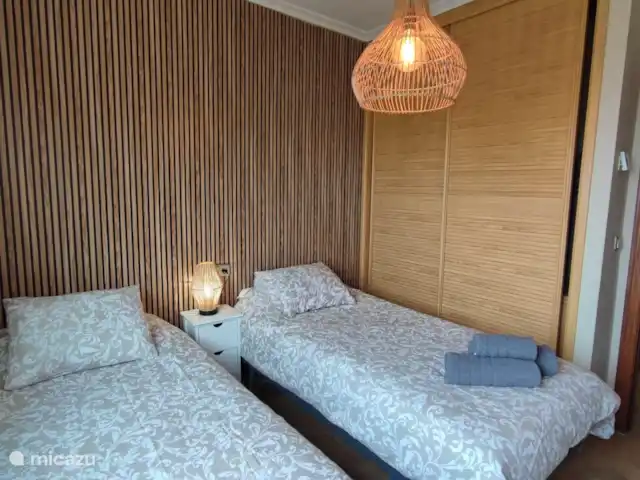 Isla de Benalmádena 1 en España, Costa del Sol, Benalmádena - penthouse Dormitorio con 2 camas dobles con amplio armario