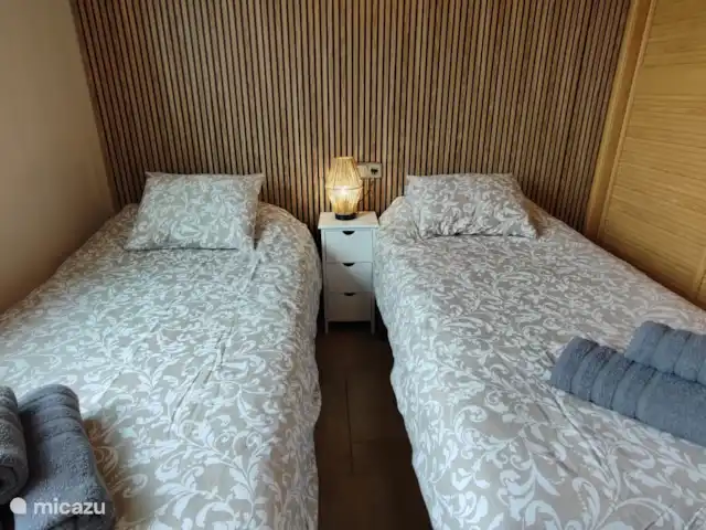 Isla de Benalmádena 1 en España, Costa del Sol, Benalmádena - penthouse Dormitorio con 2 camas dobles