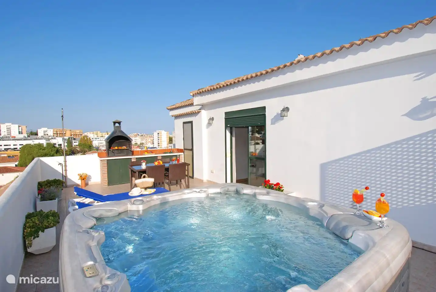 Große Terrasse dieses schönen Penthouses mit Platz für die ganze Familie.