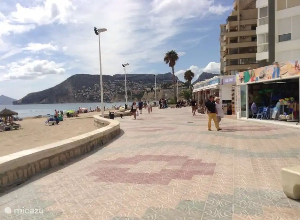 Le boulevard de Calpe avec de belles boutiques et restaurants
