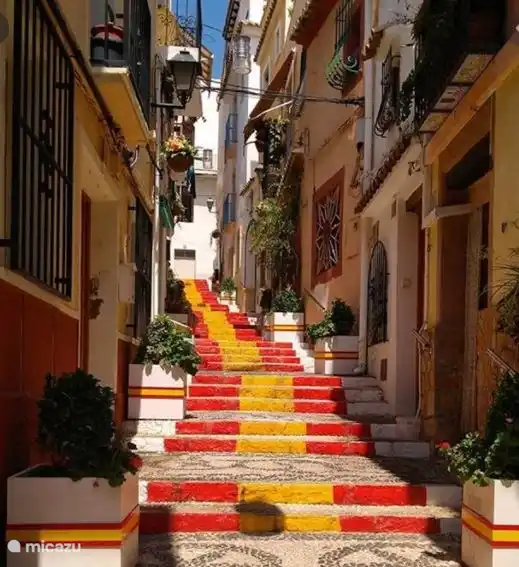 Rues étroites et escaliers du vieux centre de Calpe