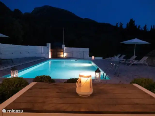 Villa Fedrita | Grèce, Corfou, Acharavi - villa La piscine à la tombée de la nuit.
