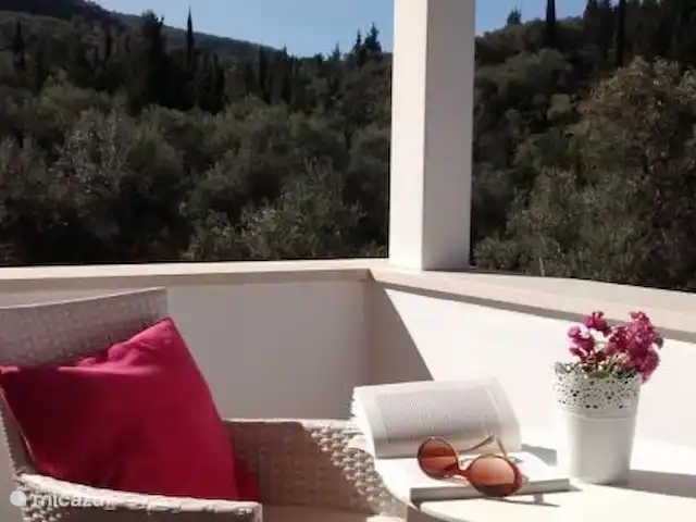 Villa Fedrita | Grèce, Corfou, Acharavi - villa Détendez-vous avec un livre relaxant sur le petit balcon.