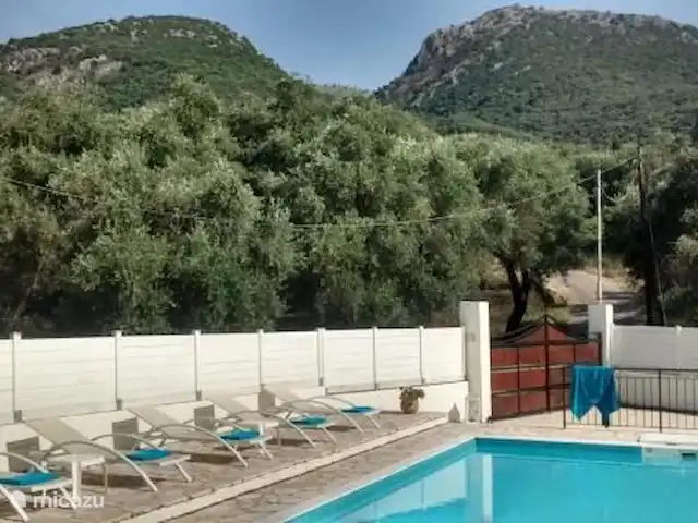 Villa Fedrita | Grèce, Corfou, Acharavi - villa 6 transats avec serviettes de plage.