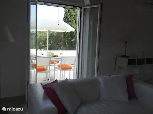 Villa Fedrita | Grèce, Corfou, Acharavi - villa Vue sur la table de jardin du grand balcon depuis le salon.
