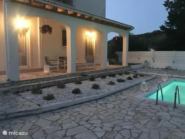 Villa Fedrita | Grèce, Corfou, Acharavi - villa La terrasse à la tombée de la nuit.