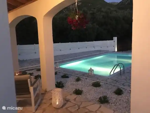 Villa Fedrita | Grèce, Corfou, Acharavi - villa La piscine à la tombée de la nuit.