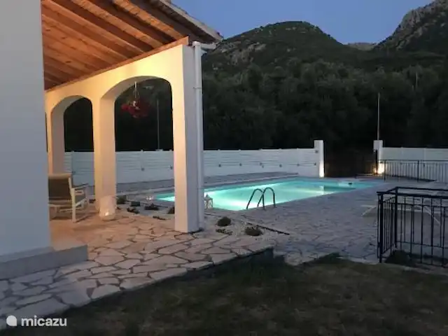 Villa Fedrita | Grèce, Corfou, Acharavi - villa La piscine à la tombée de la nuit.