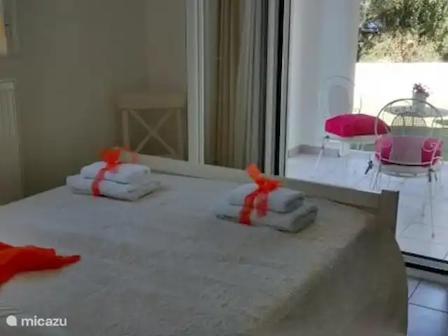 Villa Fedrita | Grèce, Corfou, Acharavi - villa Chambre des maîtres avec portes françaises qui donnent accès au patio à l'arrière donnant sur le jardin.