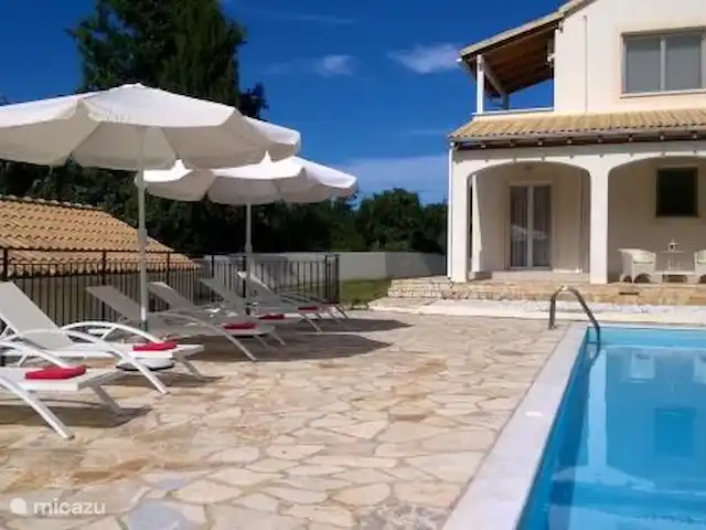 Villa Fedrita | Grèce, Corfou, Acharavi - villa Notre garage est situé en contrebas et sert de local technique.