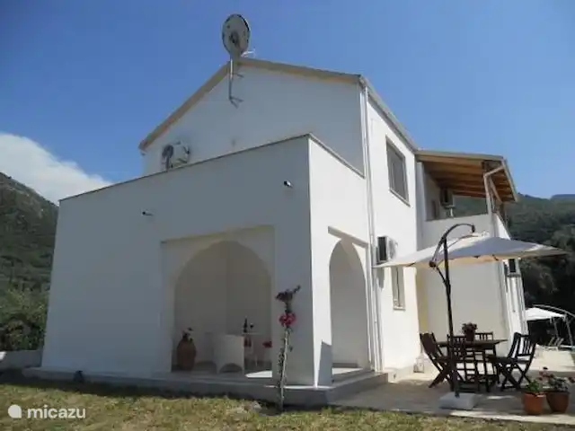 Villa Fedrita | Grèce, Corfou, Acharavi - villa Arrière de la maison donnant sur le patio.