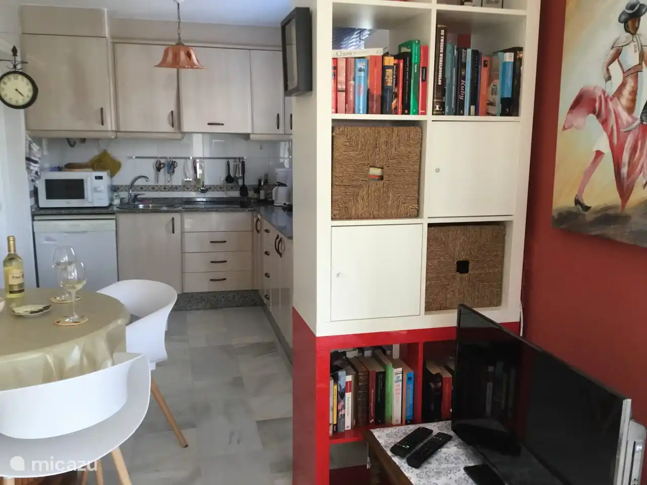 Wohnzimmer mit offener Küche