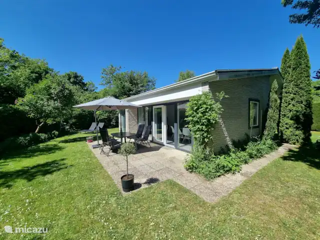 Bungalow Ruiterplaat avec intimité | Pays-Bas, Zélande, Kamperland - maison de vacances terrasse orientée plein sud et entièrement entourée de verdure