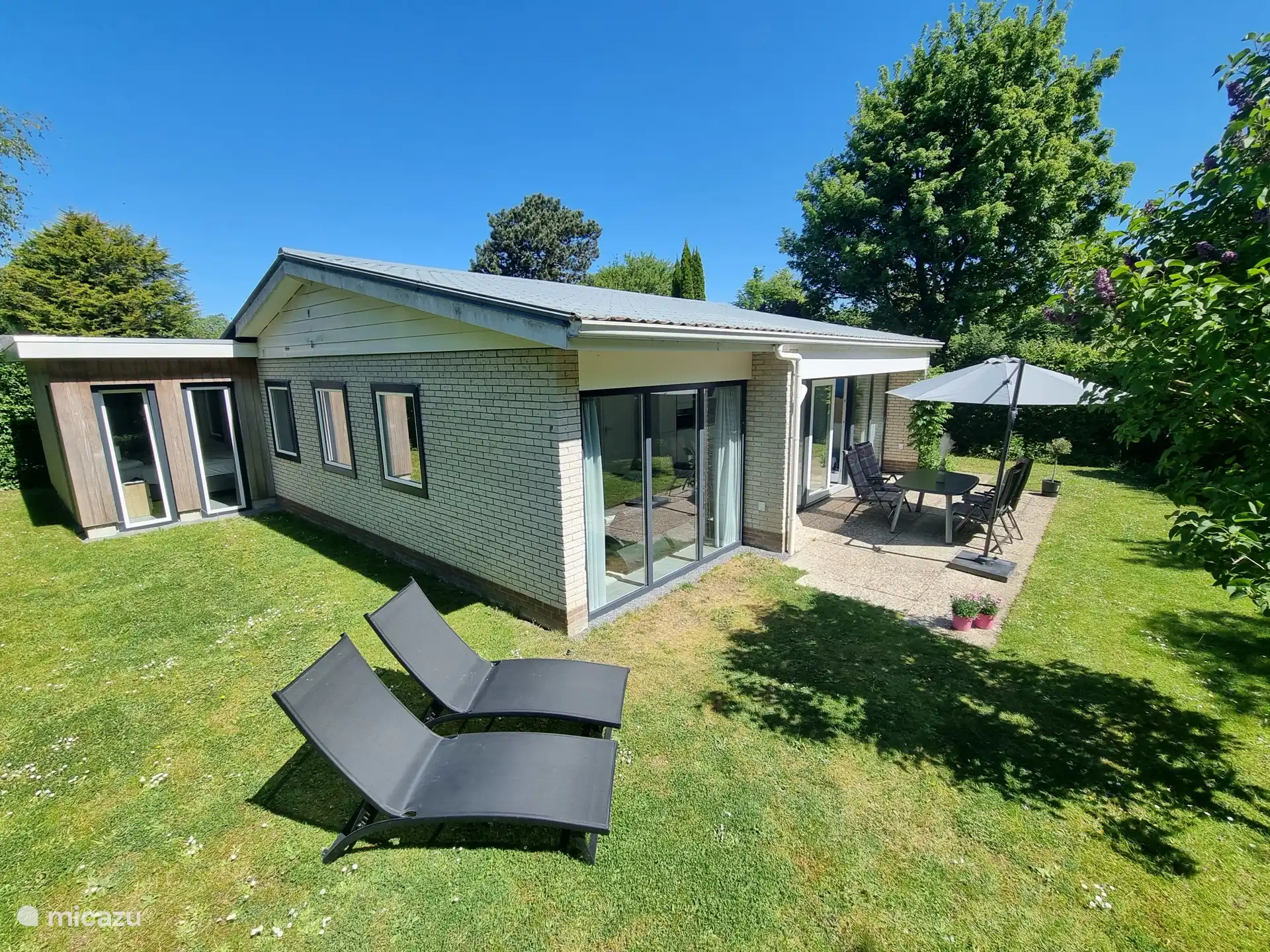 Chillen Sie im großen Garten rundherum mit Terrasse und Sonnenliegen