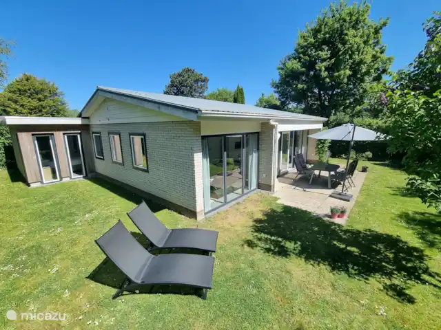 Bungalow Ruiterplaat avec intimité | Pays-Bas, Zélande, Kamperland - maison de vacances Détendez-vous dans le grand jardin tout autour avec terrasse et chaises longues