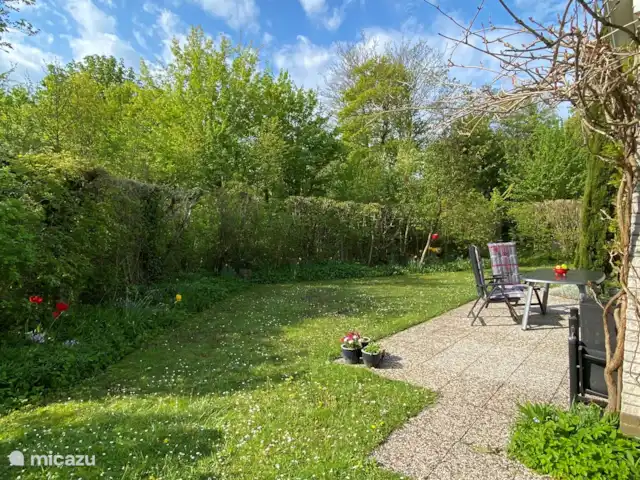 Bungalow Ruiterplaat avec intimité | Pays-Bas, Zélande, Kamperland - maison de vacances Cour arrière avec terrasse ensoleillée orientée sud, intimité totale