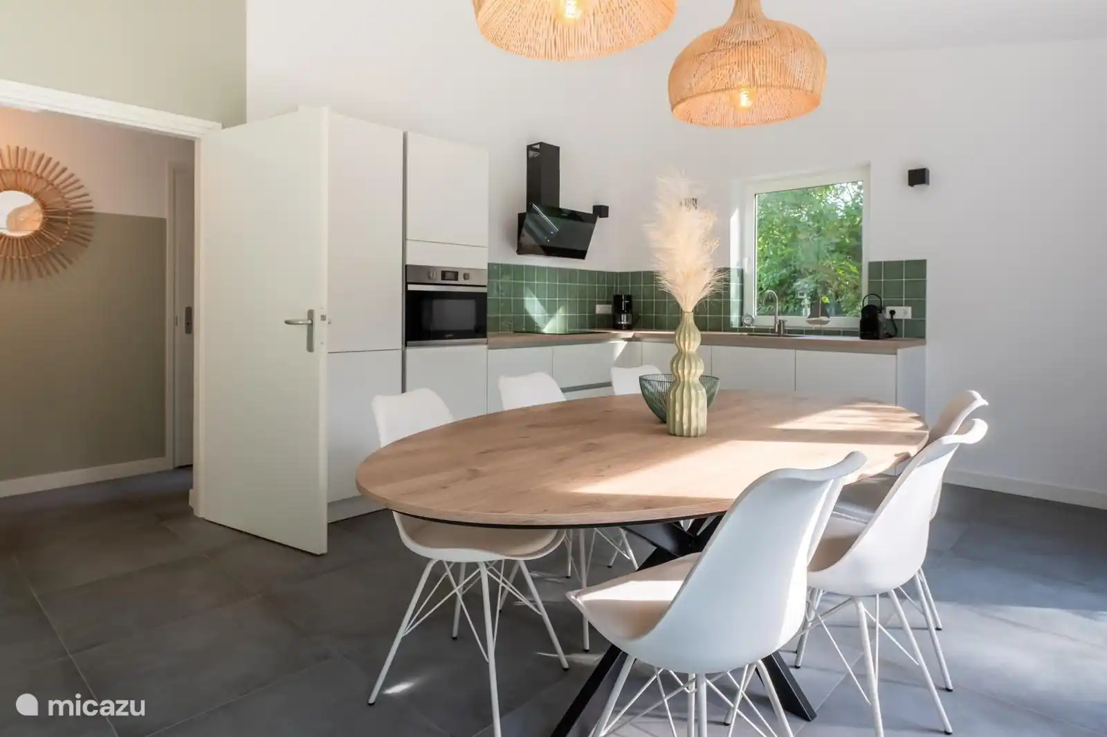 moderne Küche mit allen Annehmlichkeiten, einschließlich Kombibackofen, Geschirrspüler und Nespresso-Maschine