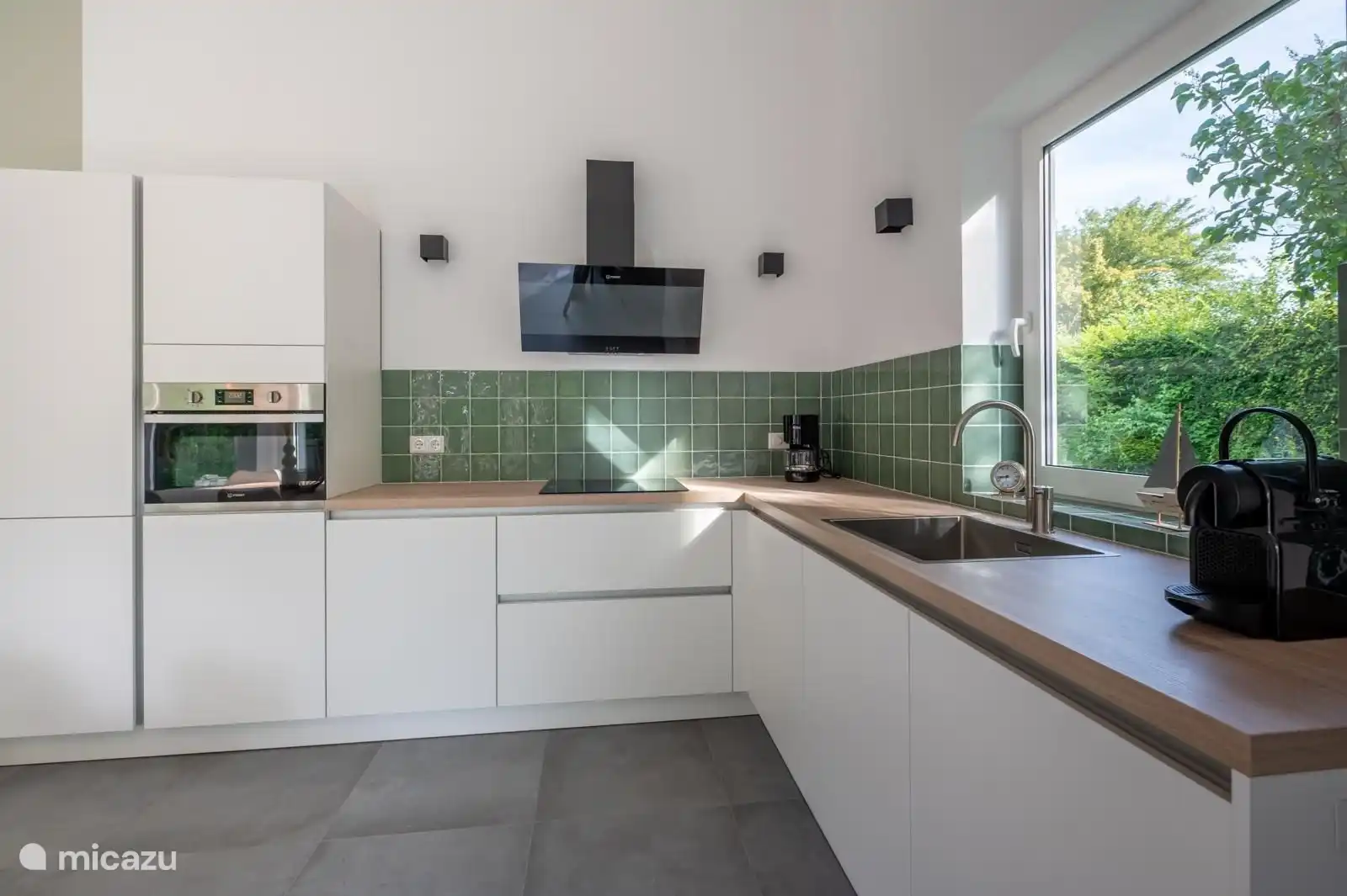 moderne Küche mit allen Annehmlichkeiten, einschließlich Kombibackofen, Geschirrspüler und Nespresso-Maschine