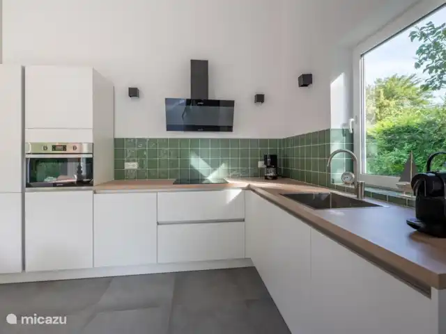Bungalow Ruiterplaat avec intimité | Pays-Bas, Zélande, Kamperland - maison de vacances cuisine moderne avec toutes les commodités, y compris un four combiné, un lave-vaisselle et une machine Nespresso
