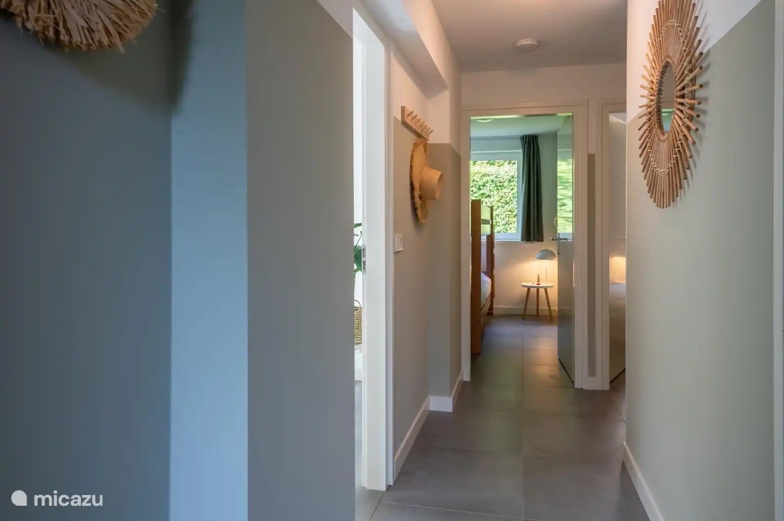 Flur hinter der Eingangstür mit Zugang zum Wohn- und Schlafzimmer