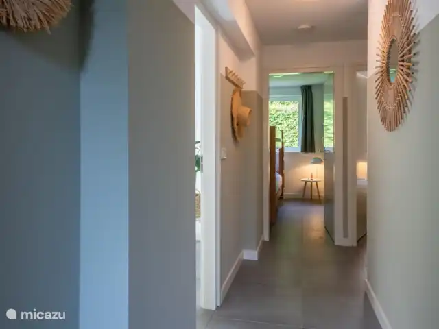Bungalow Ruiterplaat avec intimité | Pays-Bas, Zélande, Kamperland - maison de vacances hall derrière la porte d'entrée avec accès au salon et aux chambres