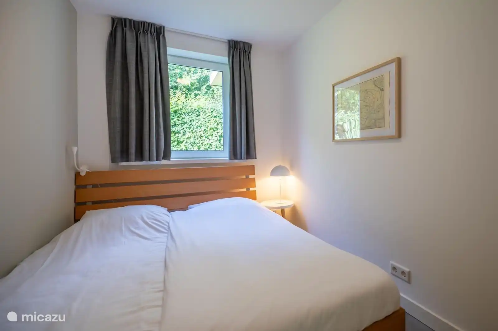 Schlafzimmer 2 mit Doppelbett und Kleiderschrank