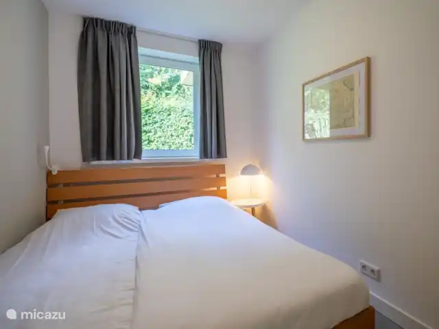 Bungalow Ruiterplaat avec intimité | Pays-Bas, Zélande, Kamperland - maison de vacances chambre 2 avec lit double et armoire
