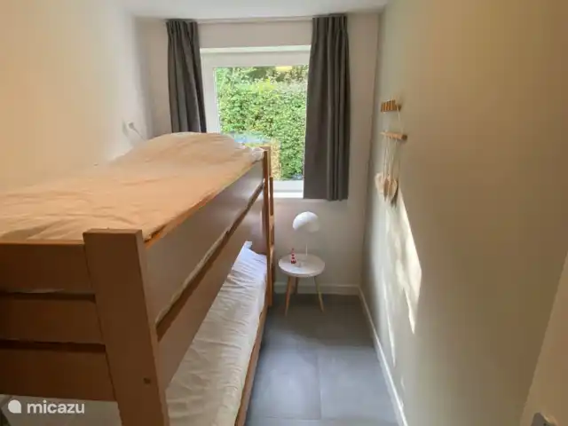 Bungalow Ruiterplaat avec intimité | Pays-Bas, Zélande, Kamperland - maison de vacances chambre 3 avec lits superposés et armoire