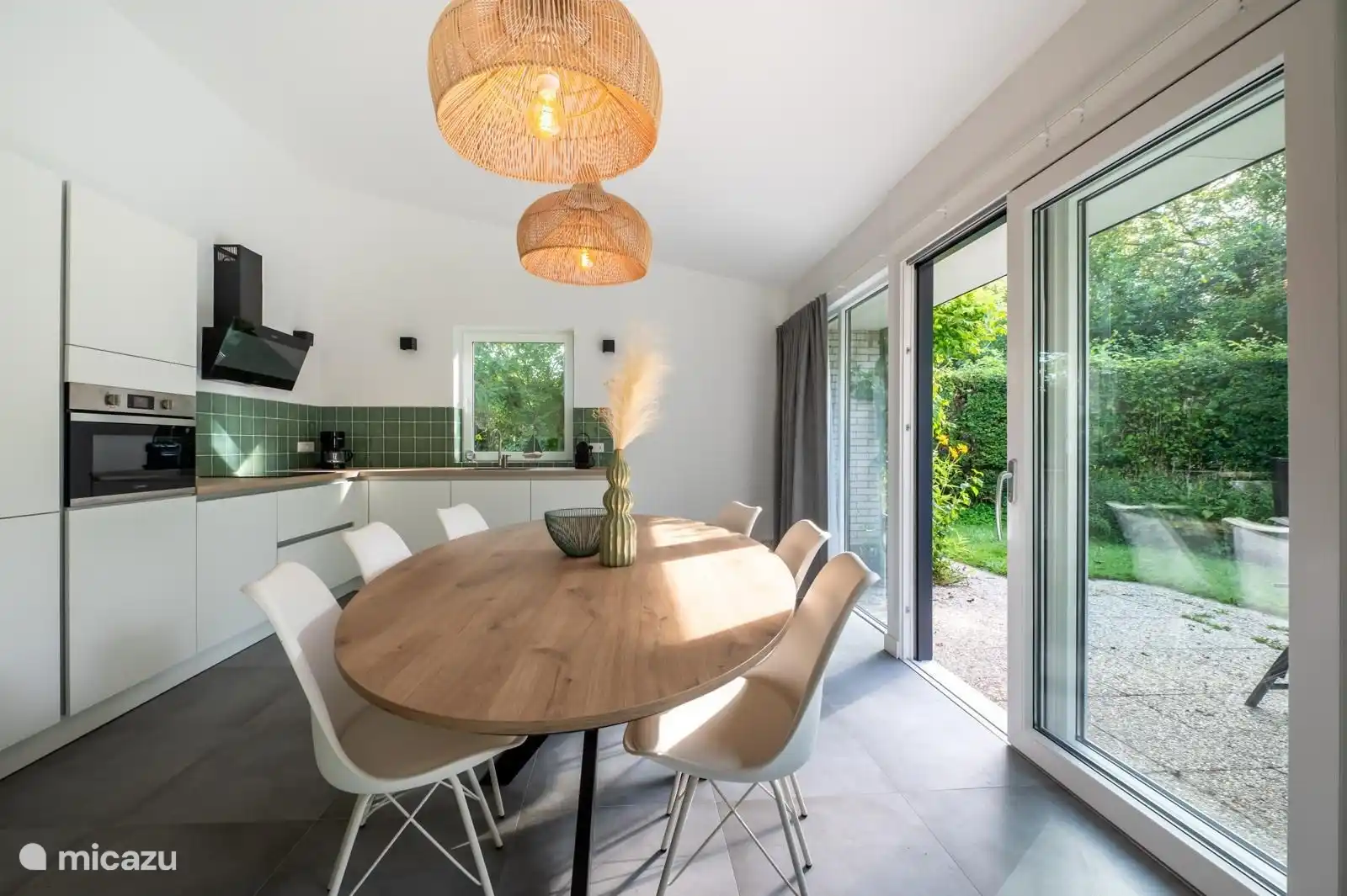 Neue gut ausgestattete Küche mit großem Esstisch für 6 Personen