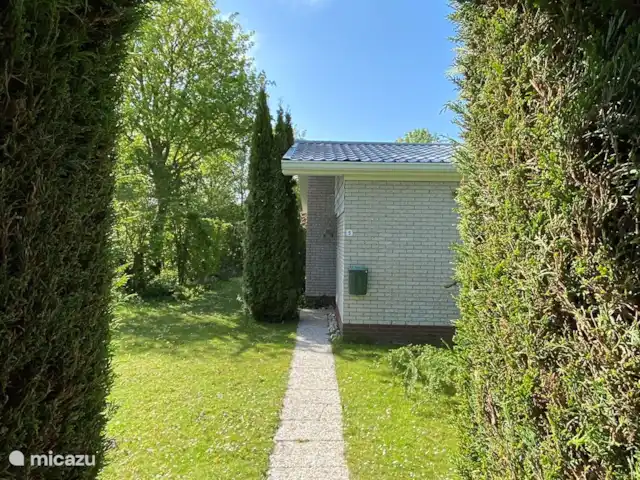 Bungalow Ruiterplaat avec intimité | Pays-Bas, Zélande, Kamperland - maison de vacances passerelle vers la porte d'entrée depuis la route