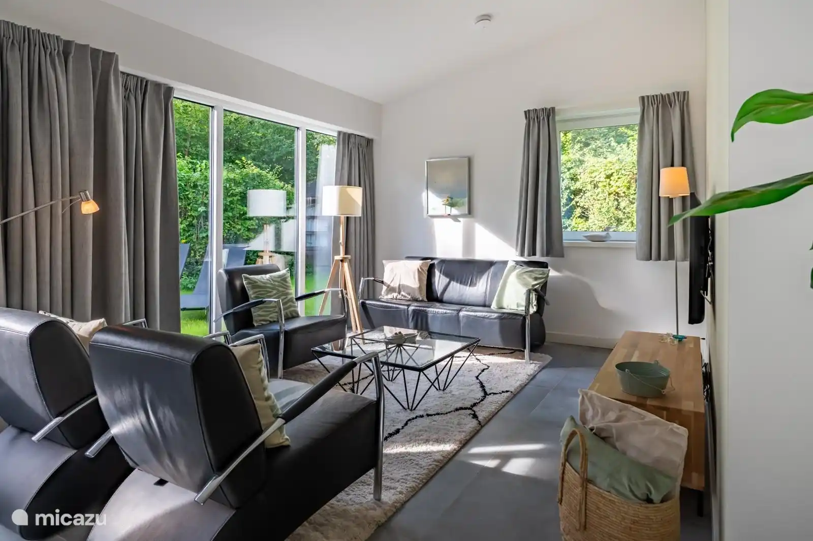 Helles Wohnzimmer mit großzügiger Sitzecke